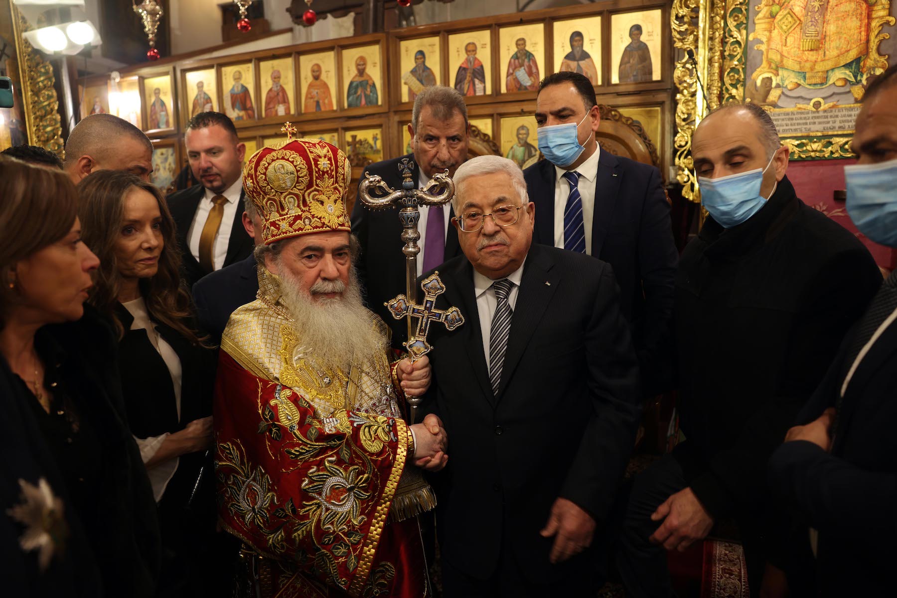 الرئيس محمود عباس وبطريرك الروم الأرثوذكس ثيوفيلوس الثالث خلال قداس منتصف الليل في كنيسة المهد (تصوير: ثائر غنايم)